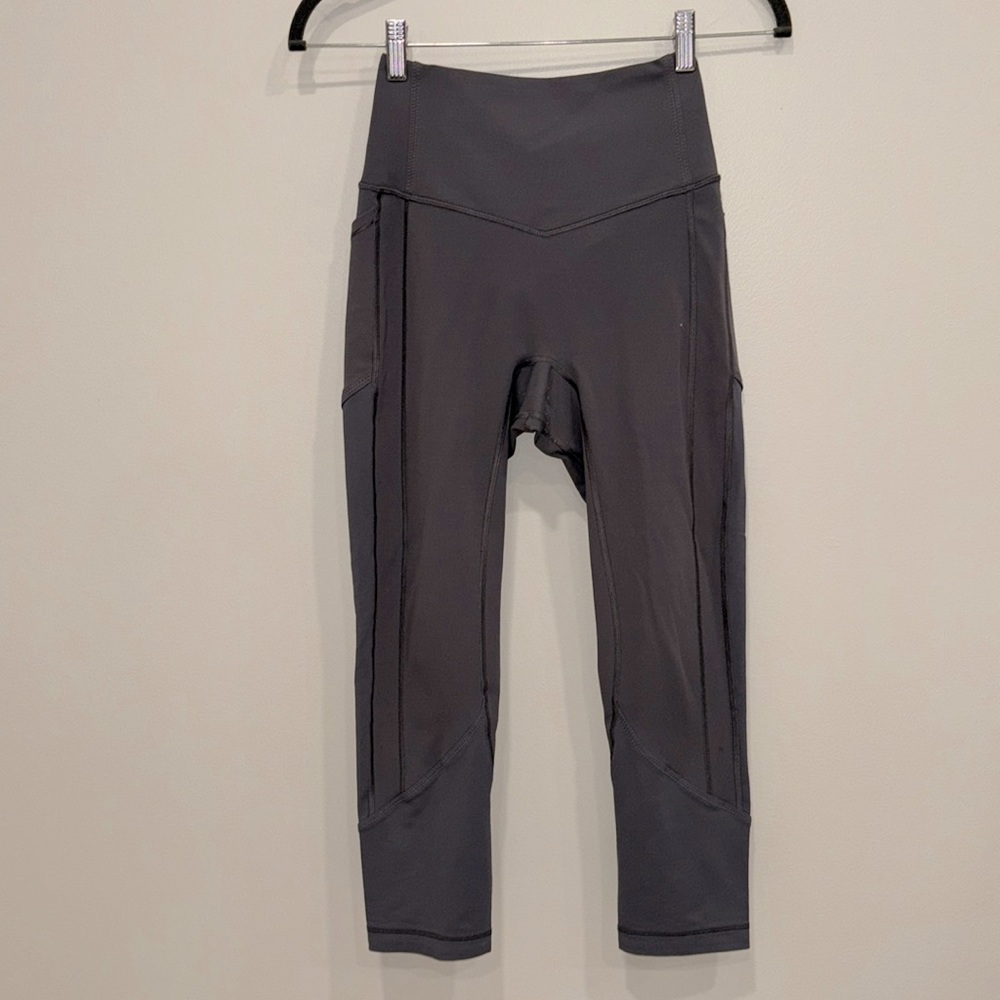 Lululemon crop Leggings in light gray size 8.